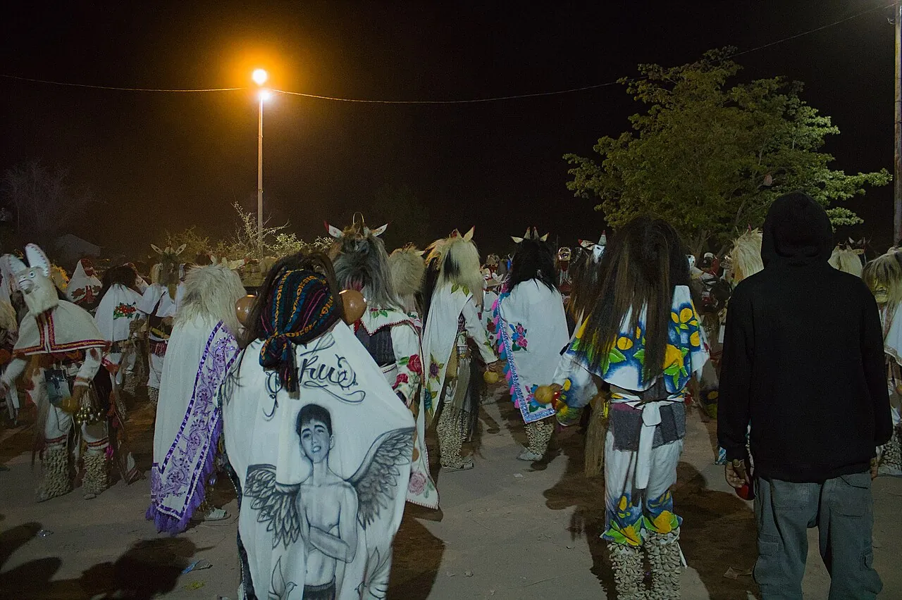 Participantes mayo-yoreme durante una celebración de Semana Santa